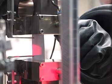 Испытания аккумуляторов: Glove Box (защитная камера), вид изнутри, для безопасных испытаний литий-металлической фольги на прочность при растяжении в среде инертного газа